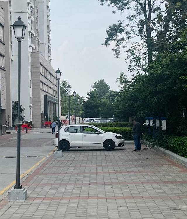 https://images10.gaadi.com/usedgaadi-sellcar/UsedCar/e57e2cb0a/f13a4cb7-b462-427f-953b-82d28dadeea1.jpeg?imwidth=6402