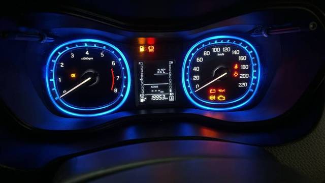 https://images10.gaadi.com/usedgaadi-sellcar/UsedCar/e57e7740a/2d36e3d3-452d-42ef-a68a-9fee164aa63b.jpg?imwidth=6402