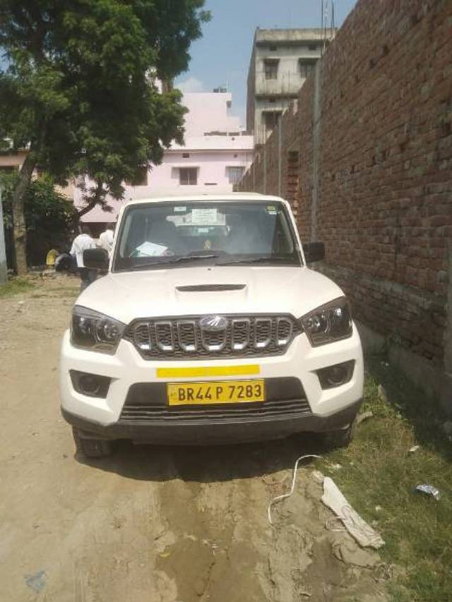 https://images10.gaadi.com/usedgaadi-sellcar/UsedCar/e57e7c8ea/a51ce995-8ee8-46b4-9456-2b66174bc541.jpg?imwidth=6400