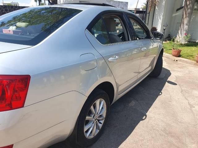https://images10.gaadi.com/usedgaadi-sellcar/UsedCar/e581b214a/1f5b86c3-6f32-427d-9eee-624670ef9491.jpeg?imwidth=6401