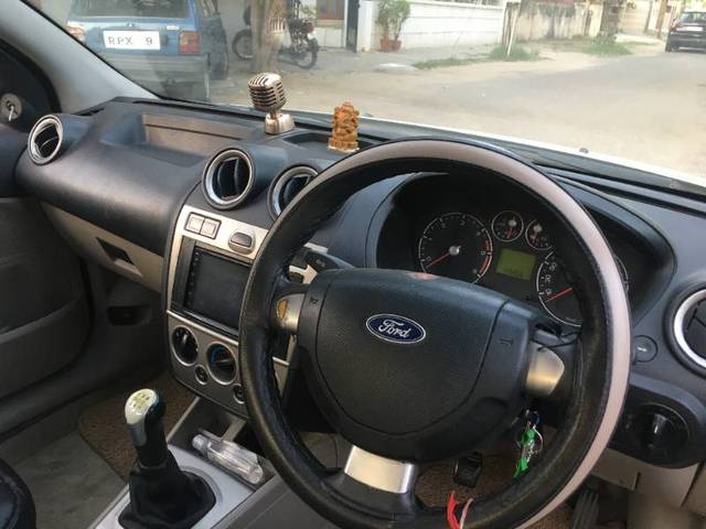https://images10.gaadi.com/usedgaadi-sellcar/UsedCar/e5822fe2a/16bc11db-5473-4292-b4f4-b7dca5de4a0f.JPG?imwidth=6401