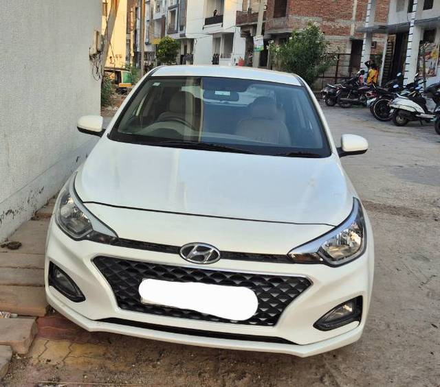 https://images10.gaadi.com/usedgaadi-sellcar/UsedCar/e582fcefa/07e3d713-4ae6-4125-93bc-4942b3cffd45.jpg?imwidth=6400