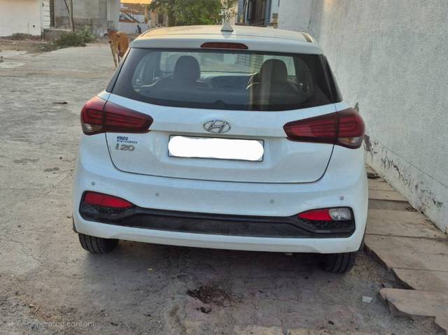 https://images10.gaadi.com/usedgaadi-sellcar/UsedCar/e582fcefa/9c84c2d9-5798-49f2-8e70-9b2648f1b596.jpg?imwidth=6402