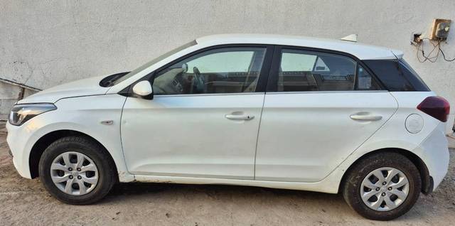 https://images10.gaadi.com/usedgaadi-sellcar/UsedCar/e582fcefa/cd627169-d1b8-4448-b481-a7dc2e84d0c7.jpg?imwidth=6401