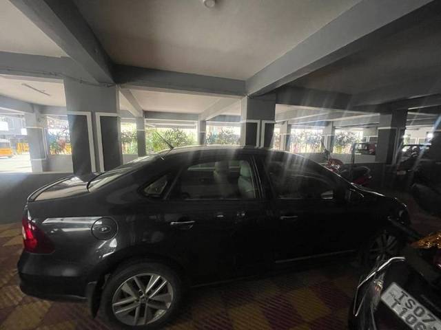 https://images10.gaadi.com/usedgaadi-sellcar/UsedCar/e584ffc8a/a5e33091-d80d-476a-a8b6-c2661503fae3.jpg?imwidth=6402