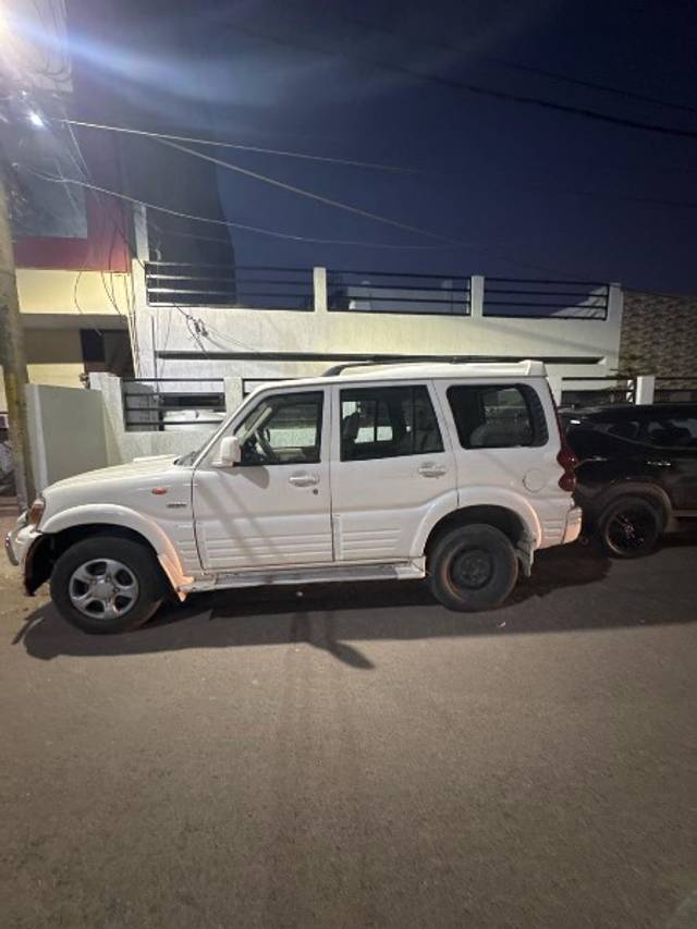 https://images10.gaadi.com/usedgaadi-sellcar/UsedCar/e585c83ca/8fdeec16-caa8-402f-8f87-2a07dcc016aa.jpeg?imwidth=6400