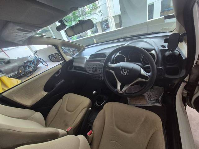 https://images10.gaadi.com/usedgaadi-sellcar/UsedCar/e5863afda/19ed1197-47eb-474e-97fb-38748620eb0b.jpeg?imwidth=6401