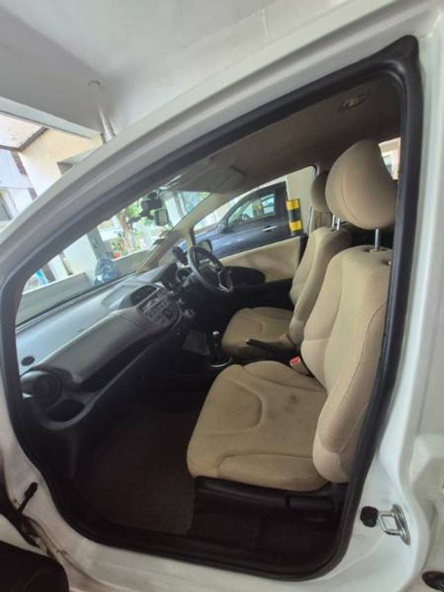 https://images10.gaadi.com/usedgaadi-sellcar/UsedCar/e5863afda/7f5955cb-9f7b-44e7-924e-e4897ea24e62.jpeg?imwidth=6402
