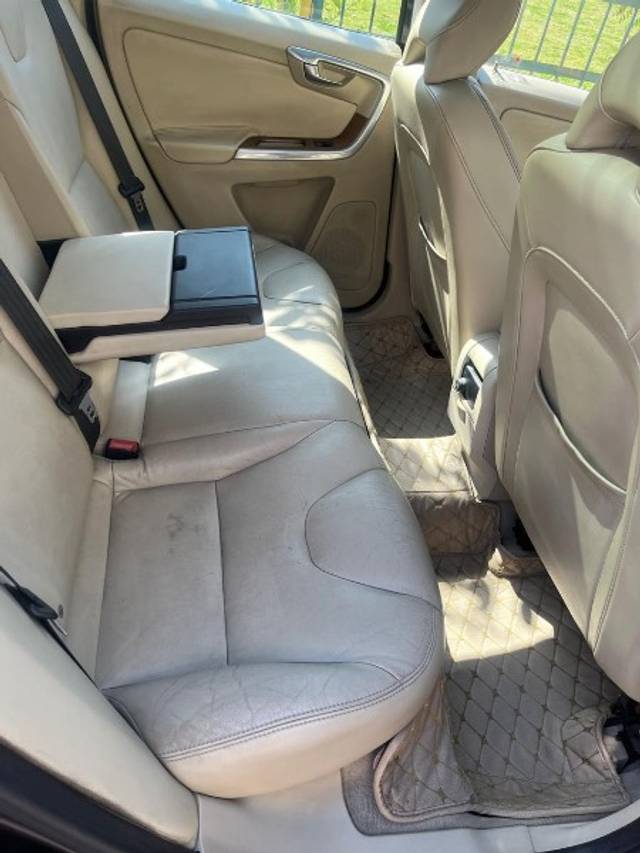 https://images10.gaadi.com/usedgaadi-sellcar/UsedCar/e5865666a/c459b5f1-c6d1-49a2-ad3a-91c44e8ae163.jpeg?imwidth=6400