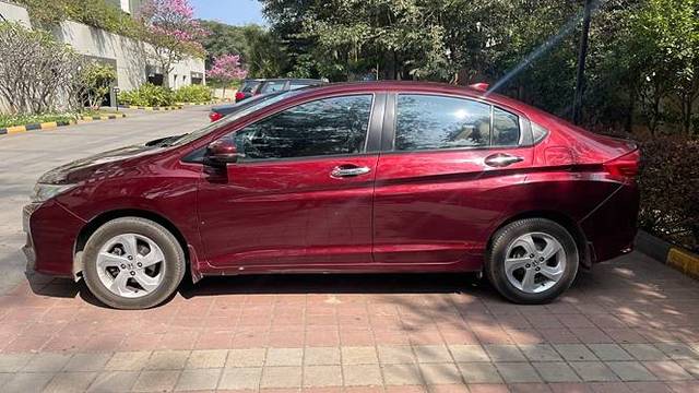 https://images10.gaadi.com/usedgaadi-sellcar/UsedCar/e586fb05a/1b546e9b-fc51-4f56-80dd-7f82d8db9f69.jpeg?imwidth=6402