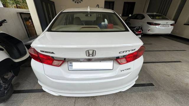 https://images10.gaadi.com/usedgaadi-sellcar/UsedCar/e58746f6a/7b8116f6-9bb2-474e-bcac-9cae365d7c3b.jpeg?imwidth=6400