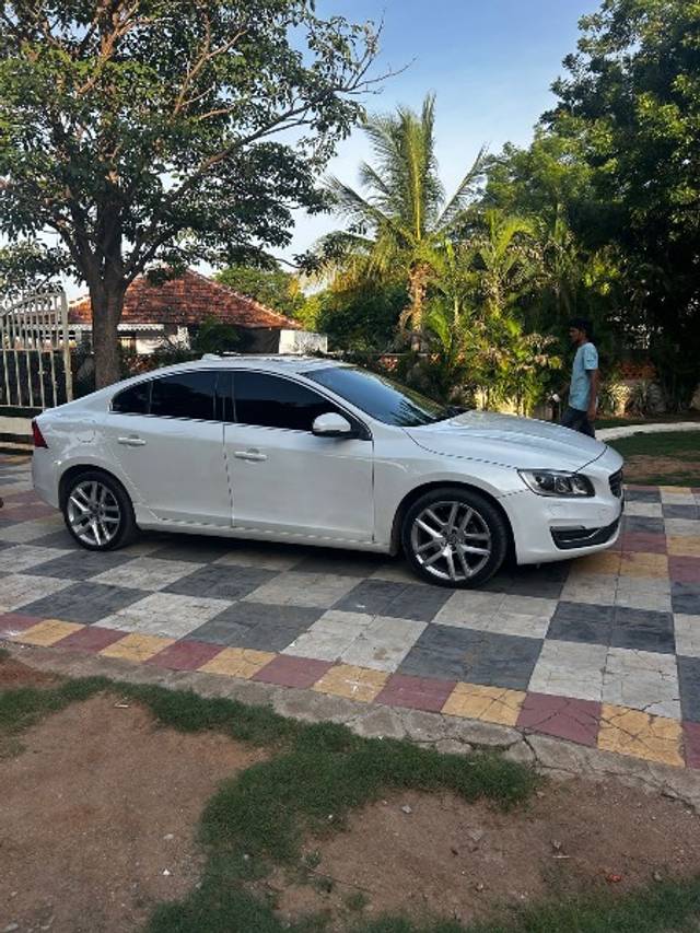 https://images10.gaadi.com/usedgaadi-sellcar/UsedCar/e5875a56a/e826f093-b6b1-4698-ad7b-c304316a794f.jpeg?imwidth=6400