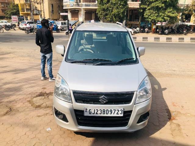 https://images10.gaadi.com/usedgaadi-sellcar/UsedCar/e587eb88a/fc5f8d82-424e-43f9-be1b-c14218d5dca3.jpeg?imwidth=6400