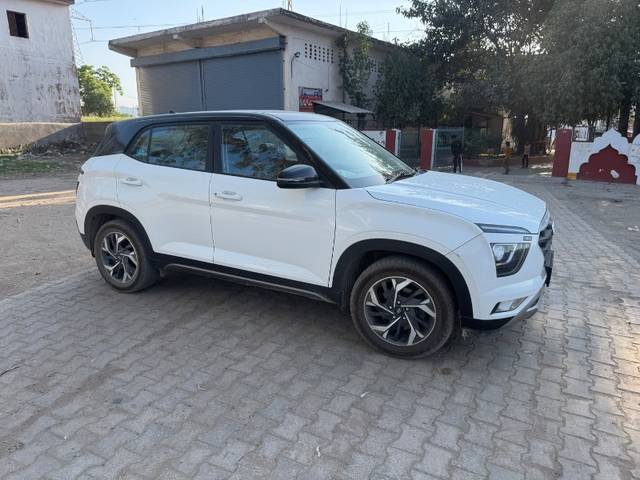 https://images10.gaadi.com/usedgaadi-sellcar/UsedCar/e588ad44a/38500eed-4264-44f2-acc2-05da4d07cb5c.jpeg?imwidth=6400