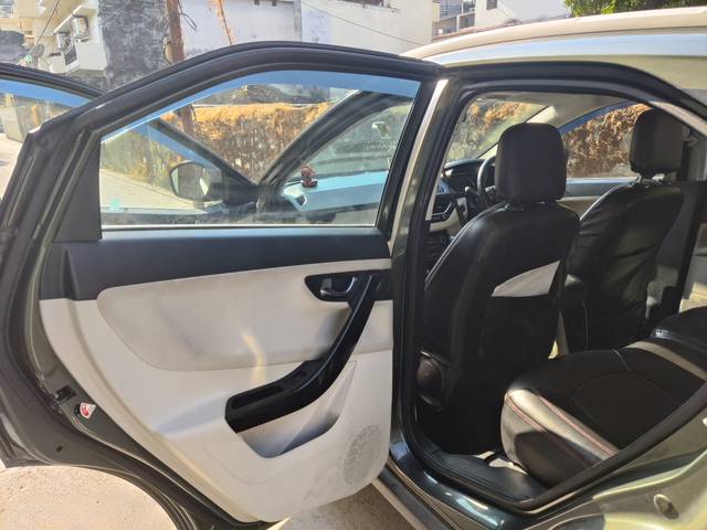 https://images10.gaadi.com/usedgaadi-sellcar/UsedCar/e5892847a/32c683ef-0e41-48b5-be4a-d0137105cd66.jpg?imwidth=6402