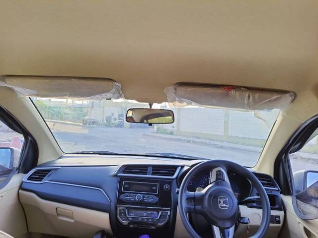 https://images10.gaadi.com/usedgaadi-sellcar/UsedCar/e58949e4a/fcc93eef-bd7f-4060-847d-8d2e5a43b229.jpg?imwidth=6401