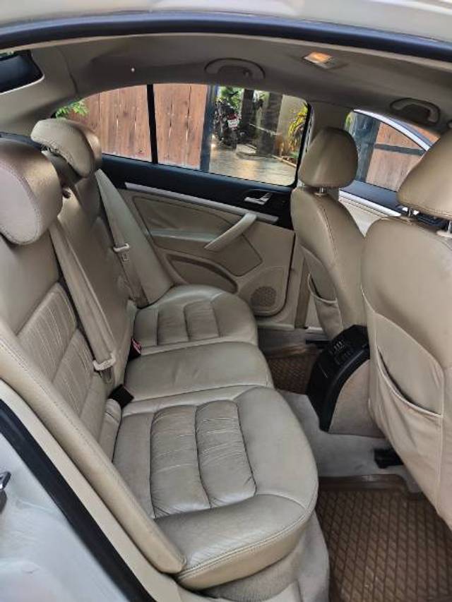 https://images10.gaadi.com/usedgaadi-sellcar/UsedCar/e589fa97a/3d79ae54-6427-4a78-846a-ec8caf1d1608.jpg?imwidth=6401