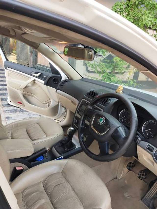https://images10.gaadi.com/usedgaadi-sellcar/UsedCar/e589fa97a/7621f31e-3fa0-438c-9e84-b353325960fc.jpg?imwidth=6402