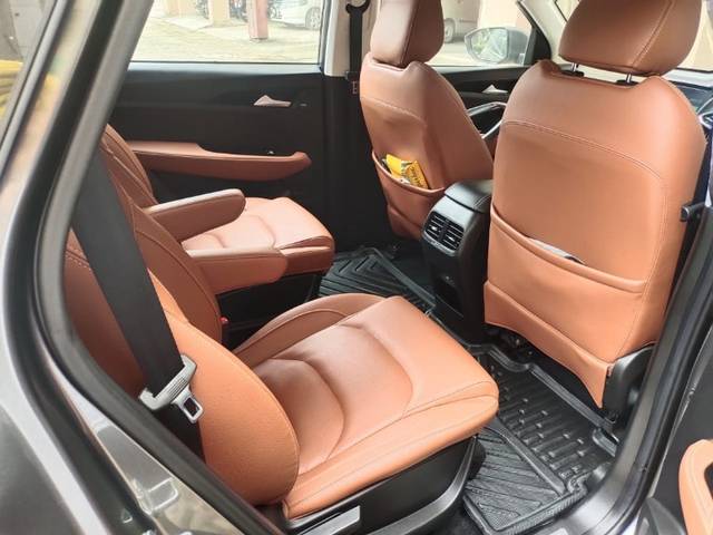 https://images10.gaadi.com/usedgaadi-sellcar/UsedCar/e58b53dca/215f1326-e832-44c1-a434-fdc2dbb40a74.jpg?imwidth=6402