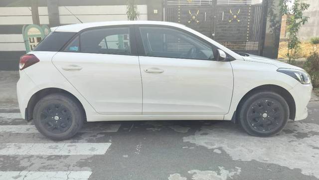 https://images10.gaadi.com/usedgaadi-sellcar/UsedCar/e58be9e5a/176fb9b4-978c-4aba-a65c-3c907dafb79b.jpg?imwidth=6401