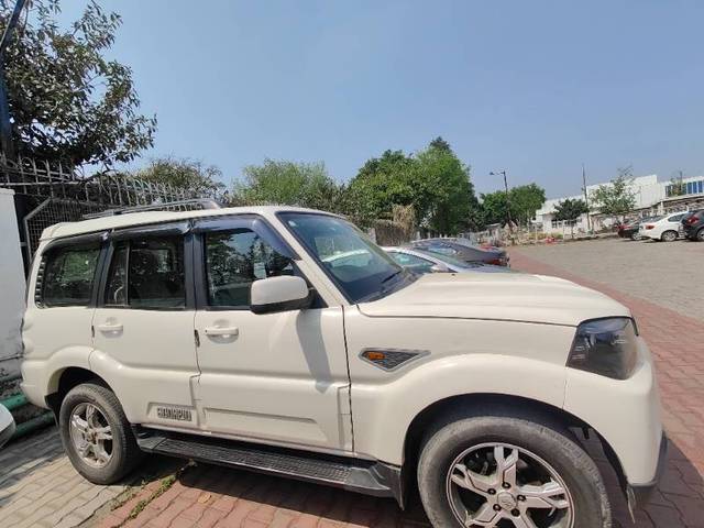 https://images10.gaadi.com/usedgaadi-sellcar/UsedCar/e58c2b78a/e53a1483-ec58-4322-a445-2d6c020e0cf7.jpg?imwidth=6401