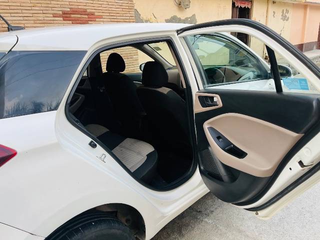 https://images10.gaadi.com/usedgaadi-sellcar/UsedCar/e58d4b48a/be44fe9e-6265-427e-be5b-6fb12ce0b3a9.jpeg?imwidth=6400