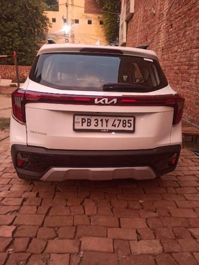 https://images10.gaadi.com/usedgaadi-sellcar/UsedCar/e58d6f1aa/ab7bbbc3-d146-4c75-8e53-0bd54a293047.jpg?imwidth=6401