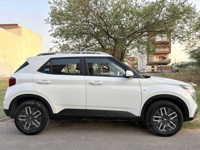https://images10.gaadi.com/usedgaadi-sellcar/UsedCar/e58dc679a/c835bf47-48d4-4356-b4d9-e63f264ed8cc.jpeg?imwidth=6401
