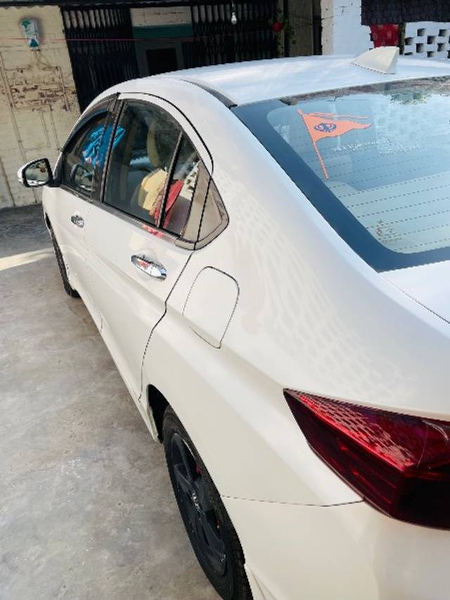https://images10.gaadi.com/usedgaadi-sellcar/UsedCar/e58e201ba/786727a9-8420-4d31-9713-a778c6d85bb4.jpeg?imwidth=6402