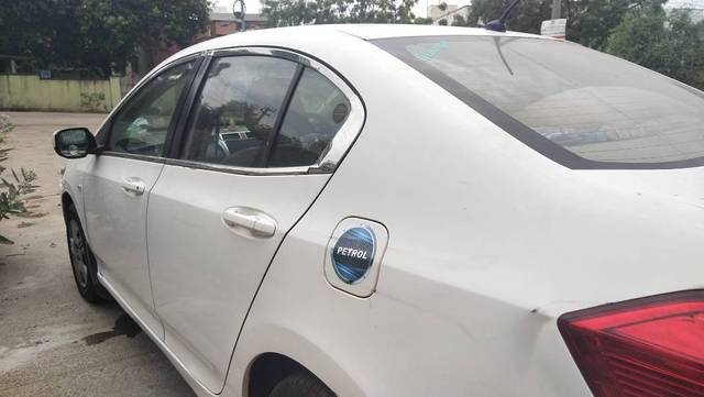 https://images10.gaadi.com/usedgaadi-sellcar/UsedCar/e58e46a9a/5a62aed9-1cfa-4022-9fb0-c0f8defa5bec.jpg?imwidth=6402