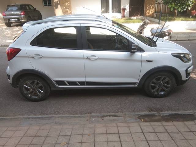 https://images10.gaadi.com/usedgaadi-sellcar/UsedCar/e58fd423a/d7c73d20-73be-49f8-b657-f6a9d975b3c1.jpeg?imwidth=6401