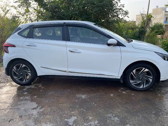 https://images10.gaadi.com/usedgaadi-sellcar/UsedCar/e5926ec7a/1feb5a3d-af80-4159-b730-b26fac0da9fc.jpeg?imwidth=6401