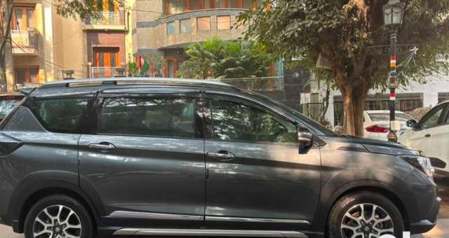 https://images10.gaadi.com/usedgaadi-sellcar/UsedCar/e5932de0a/6ebd8a39-545d-408d-bac5-ed45cab7e2f9.jpeg?imwidth=6402