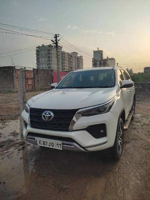 https://images10.gaadi.com/usedgaadi-sellcar/UsedCar/e5936b3ca/11281d17-caaa-417a-98be-4530966fc899.jpg?imwidth=6401