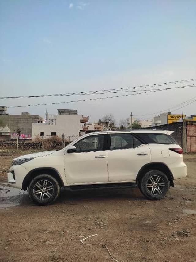 https://images10.gaadi.com/usedgaadi-sellcar/UsedCar/e5936b3ca/afd7276e-c131-4752-b74f-04c1f7ab0e6d.jpg?imwidth=6402