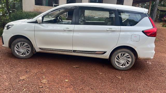 https://images10.gaadi.com/usedgaadi-sellcar/UsedCar/e5940d24a/a75b2d3a-6669-4b01-b9e0-192084e4cf49.jpeg?imwidth=6402