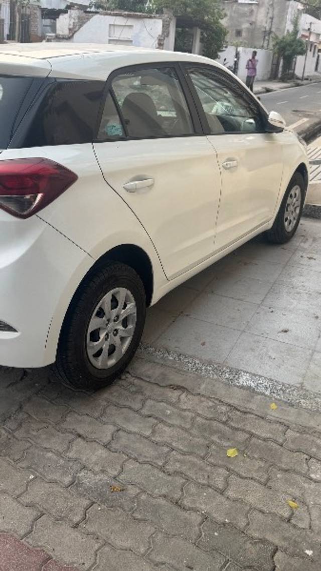 https://images10.gaadi.com/usedgaadi-sellcar/UsedCar/e5958dd6a/3c0ea678-f490-4747-8421-82c3ccad138a.jpeg?imwidth=6402