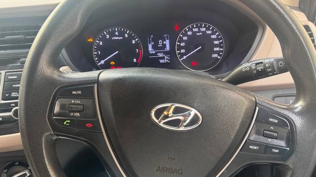 https://images10.gaadi.com/usedgaadi-sellcar/UsedCar/e5958dd6a/e82f9f93-7ab6-424f-be6a-52fbe653e142.jpeg?imwidth=6401