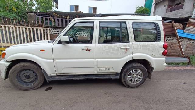 https://images10.gaadi.com/usedgaadi-sellcar/UsedCar/e597d3aca/42a68ef8-56b1-4e46-842e-45ffe415e095.jpg?imwidth=6401