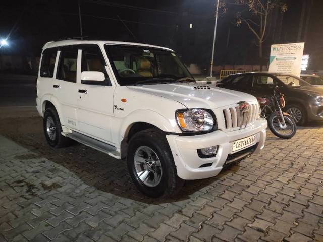 https://images10.gaadi.com/usedgaadi-sellcar/UsedCar/e597f04aa/e7fd3783-ee97-4b43-901b-52cbaf3c759d.jpg?imwidth=6400