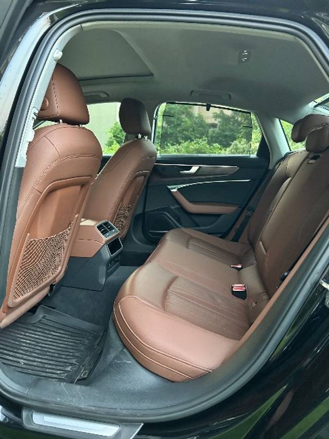 https://images10.gaadi.com/usedgaadi-sellcar/UsedCar/e5999b66a/8c530c9a-2a8f-4a5d-82ae-f6fc7c2dc8cf.jpeg?imwidth=6402
