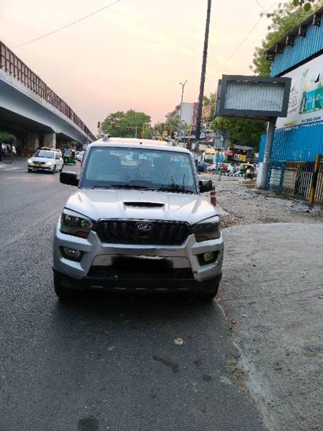 https://images10.gaadi.com/usedgaadi-sellcar/UsedCar/e59a2e85a/77b75f8d-1106-496f-9c49-6920cc8113ec.jpg?imwidth=6400