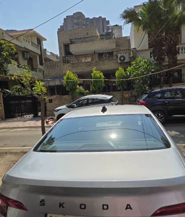 https://images10.gaadi.com/usedgaadi-sellcar/UsedCar/e59ae3efa/cabb0821-7fbe-4a28-bdac-02fe420ef5af.jpg?imwidth=6402