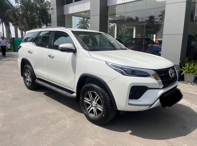 https://images10.gaadi.com/usedgaadi-sellcar/UsedCar/e59b7753a/4051041f-5655-44c5-a321-d0981b98460c.jpeg?imwidth=6400