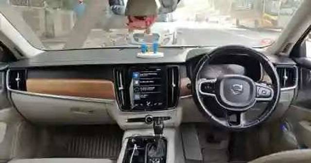 https://images10.gaadi.com/usedgaadi-sellcar/UsedCar/e59bfca5a/282f3bd9-d132-4f32-b8d9-83924794012d.jpeg?imwidth=6401