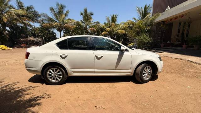 https://images10.gaadi.com/usedgaadi-sellcar/UsedCar/e59c2deaa/776640f2-586e-4310-8384-1402e953945c.jpg?imwidth=6401