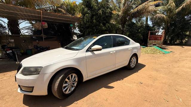 https://images10.gaadi.com/usedgaadi-sellcar/UsedCar/e59c2deaa/ccffbcdf-d2ef-4423-85bb-d2470bd91497.jpg?imwidth=6400