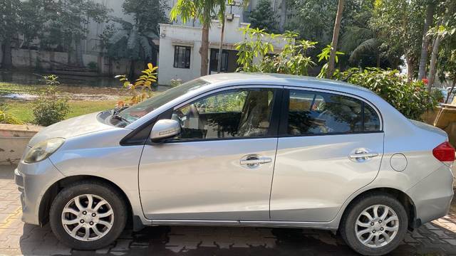 https://images10.gaadi.com/usedgaadi-sellcar/UsedCar/e59c6c8ca/940b7d5e-1b27-427c-9069-308a242dd6c7.jpeg?imwidth=6400