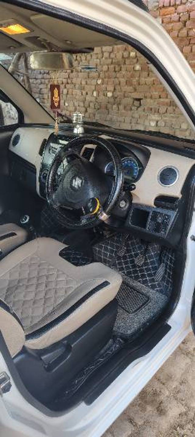 https://images10.gaadi.com/usedgaadi-sellcar/UsedCar/e59cf52fa/3e952086-2009-4bc2-9a18-d9af6ed715c3.jpg?imwidth=6402