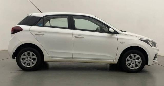 https://images10.gaadi.com/usedgaadi-sellcar/UsedCar/e59d6e00a/48a1900b-9097-4321-8977-f13b9d171e06.jpg?imwidth=6400